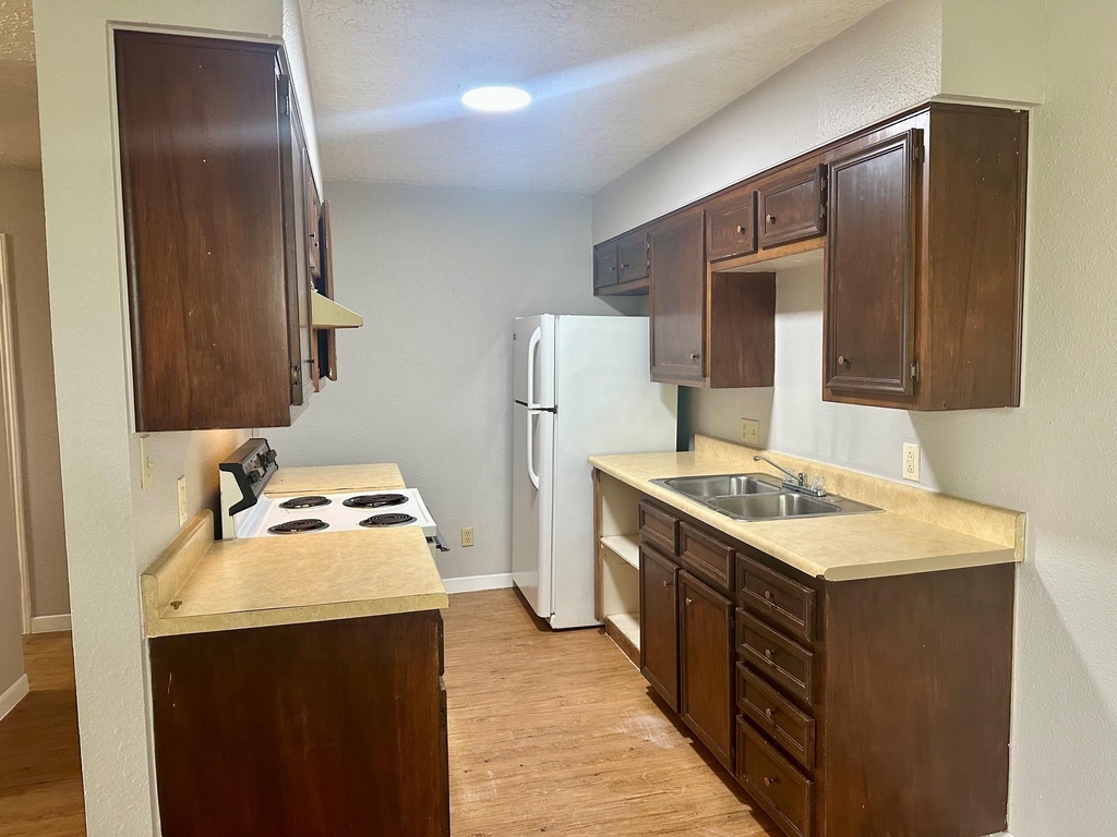 1103 Hillyer St - Photo 2