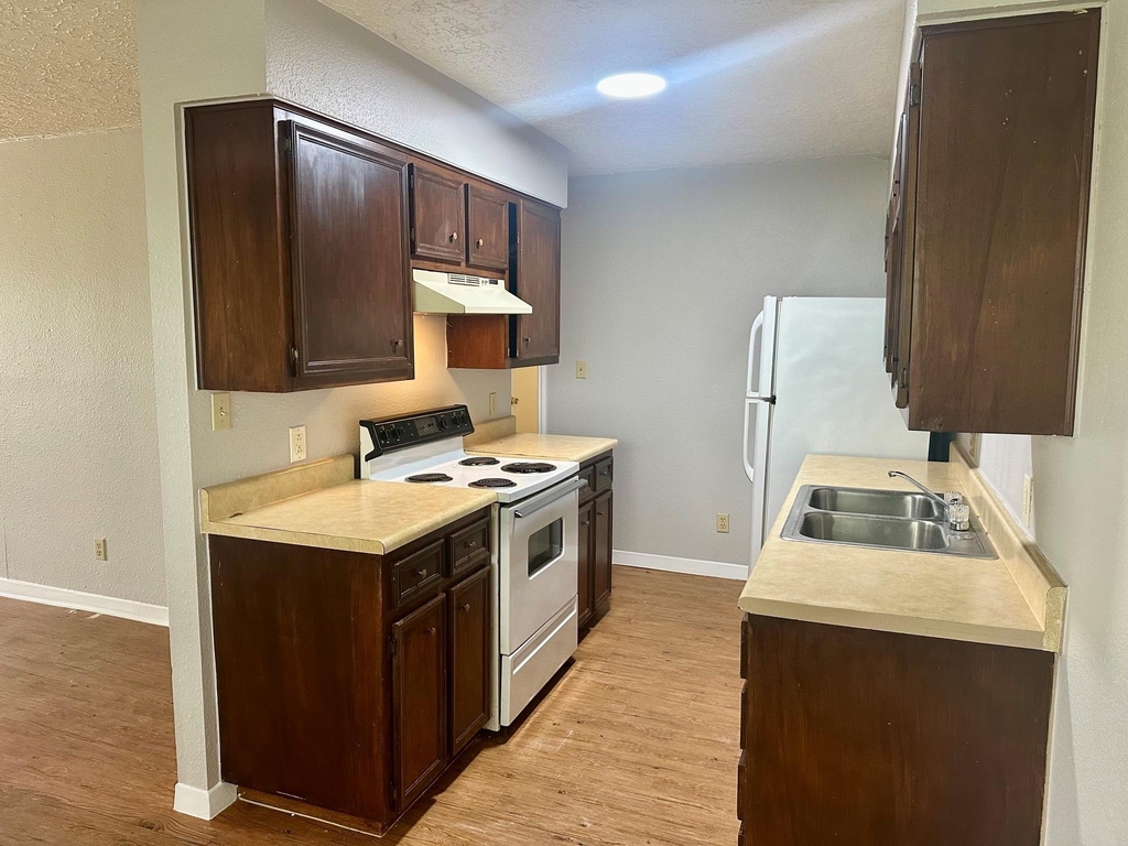 1103 Hillyer St - Photo 3