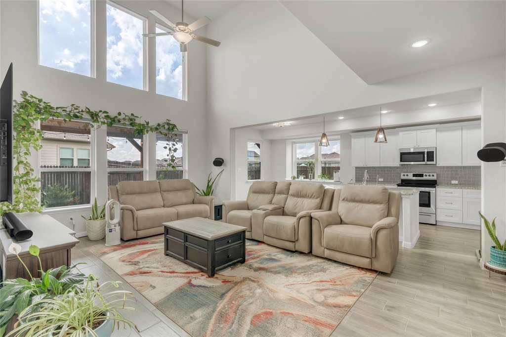 223 Balsam St - Photo 0