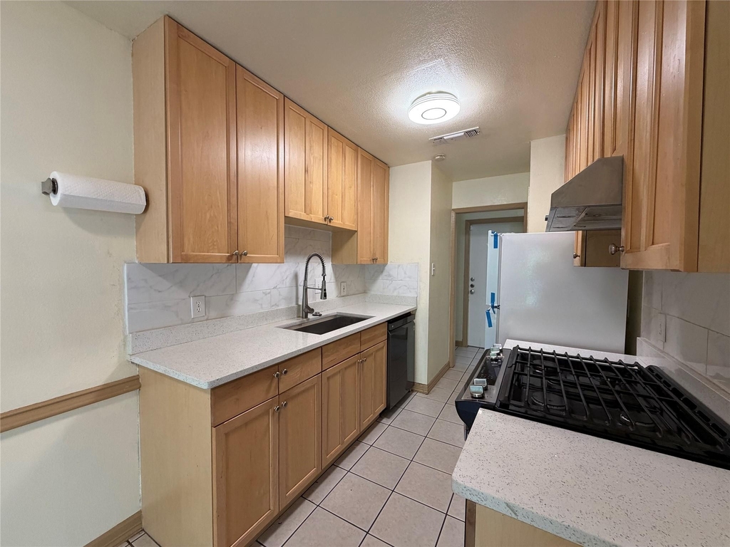 1200 Warrington Dr - Photo 3