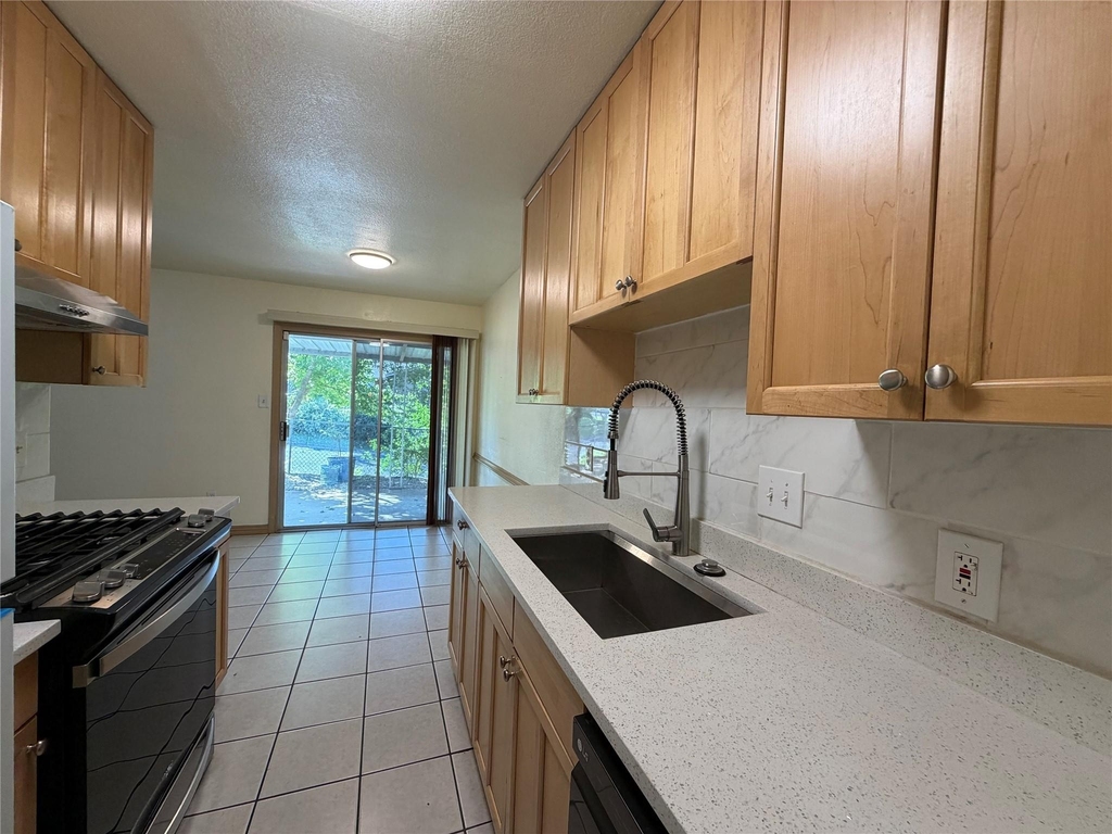 1200 Warrington Dr - Photo 4