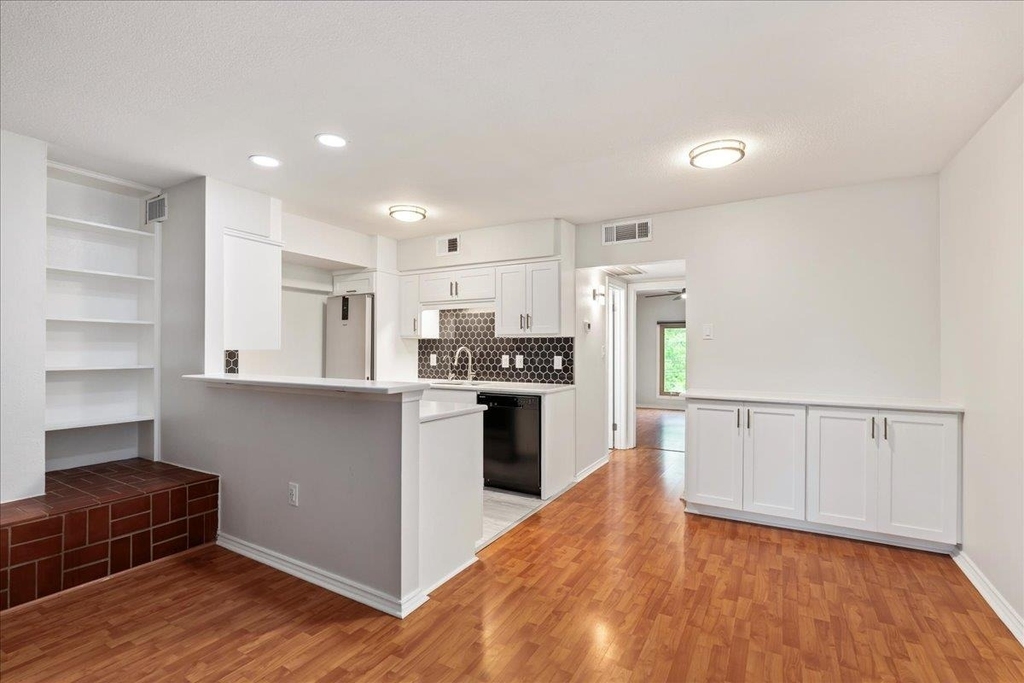 505 W 7th St - Photo 3