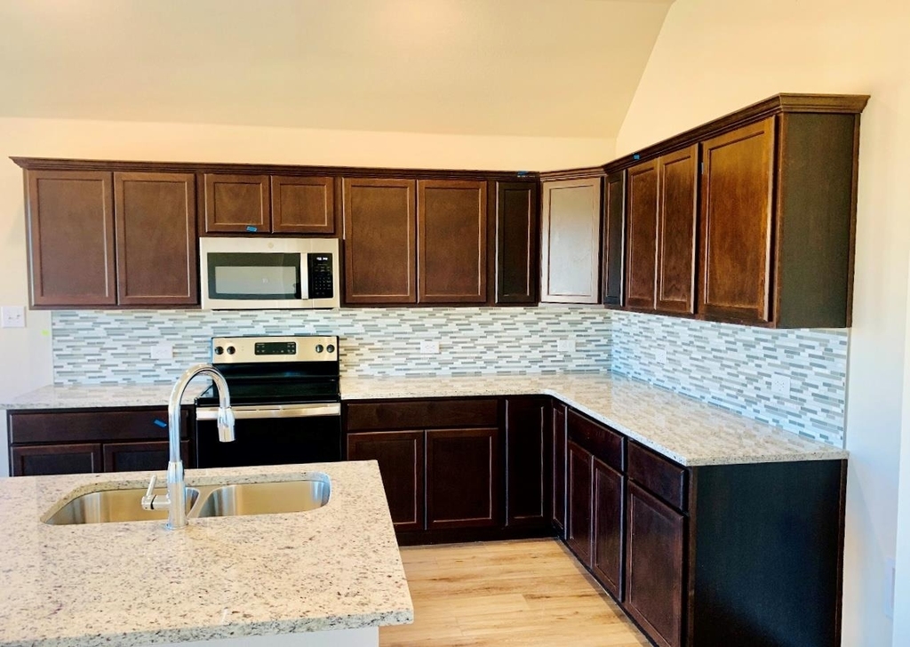 808 Fallbrook Dr - Photo 2