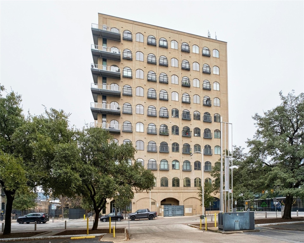 507 Sabine St - Photo 1