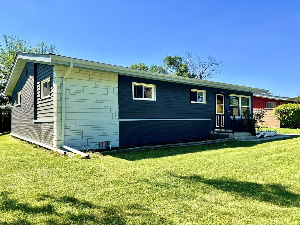 128 E Normandy Drive - Photo 2