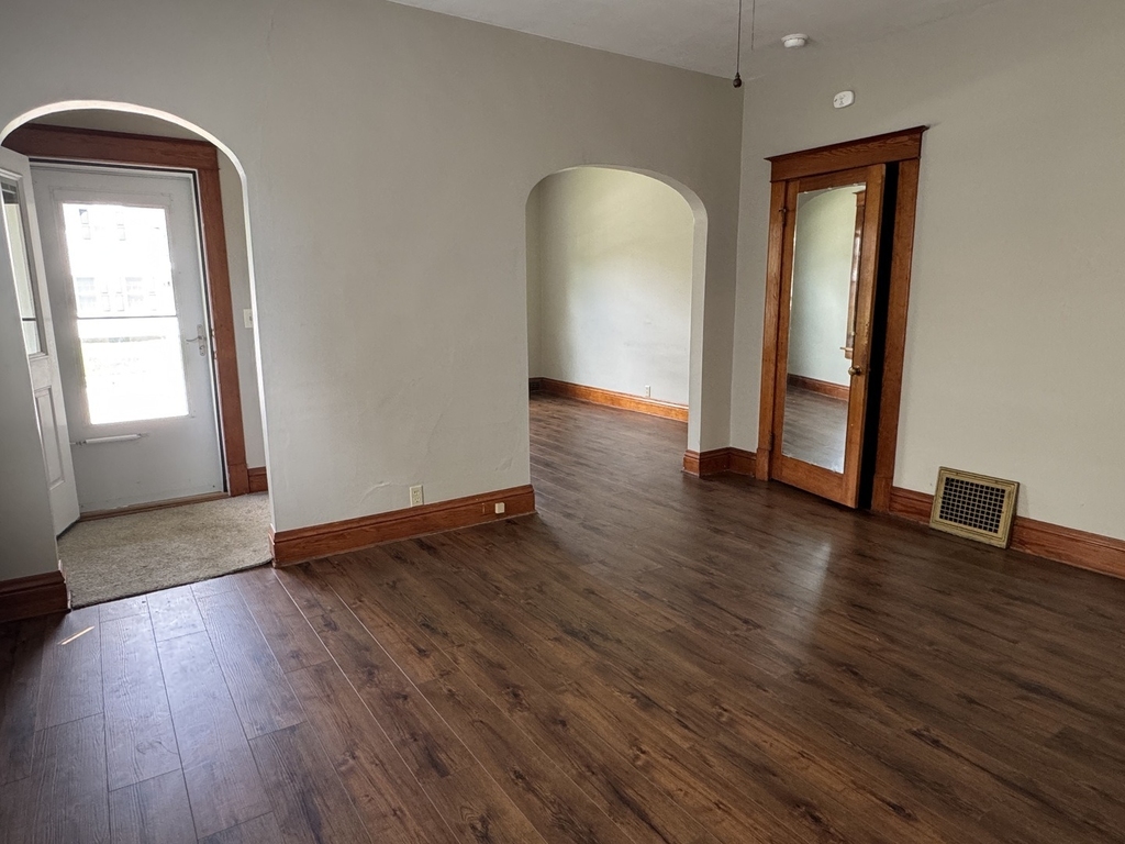 1721 W 16th Street - Photo 2