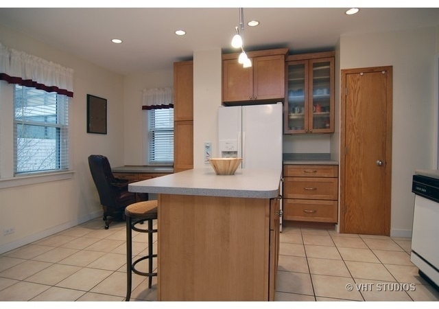 408 W Briar Place - Photo 4