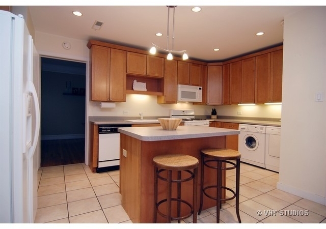 408 W Briar Place - Photo 3