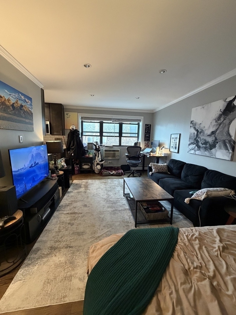 541 W Oakdale Avenue - Photo 1