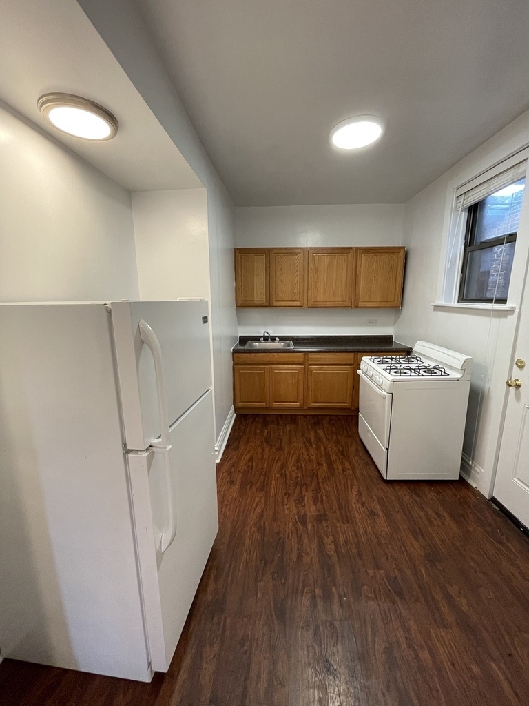 635 W Roscoe Street - Photo 2