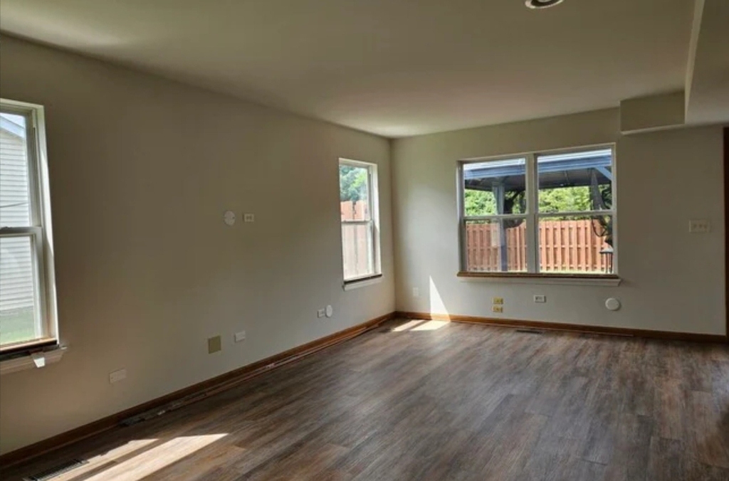 2513 Sumac Drive - Photo 2