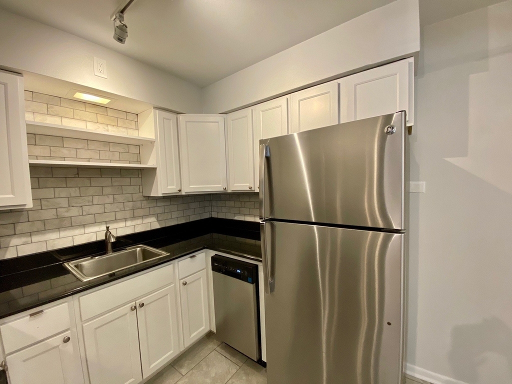 526 W Roscoe Street - Photo 7