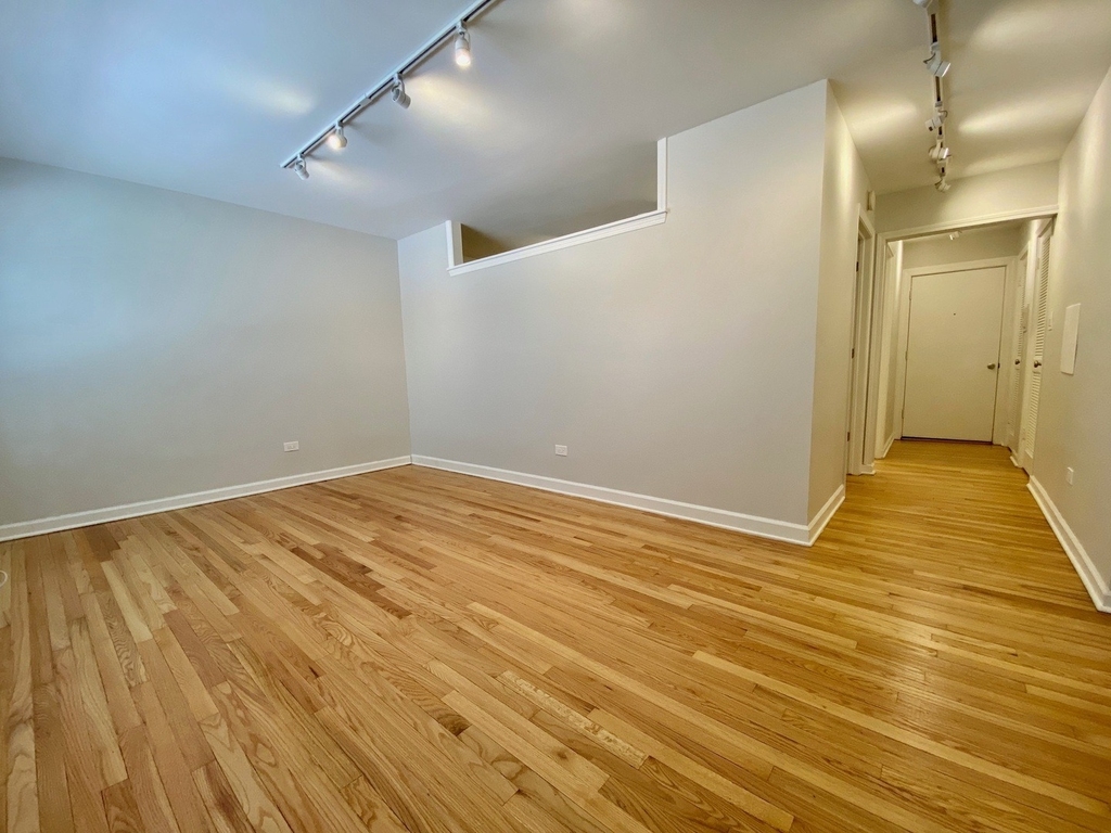 526 W Roscoe Street - Photo 1