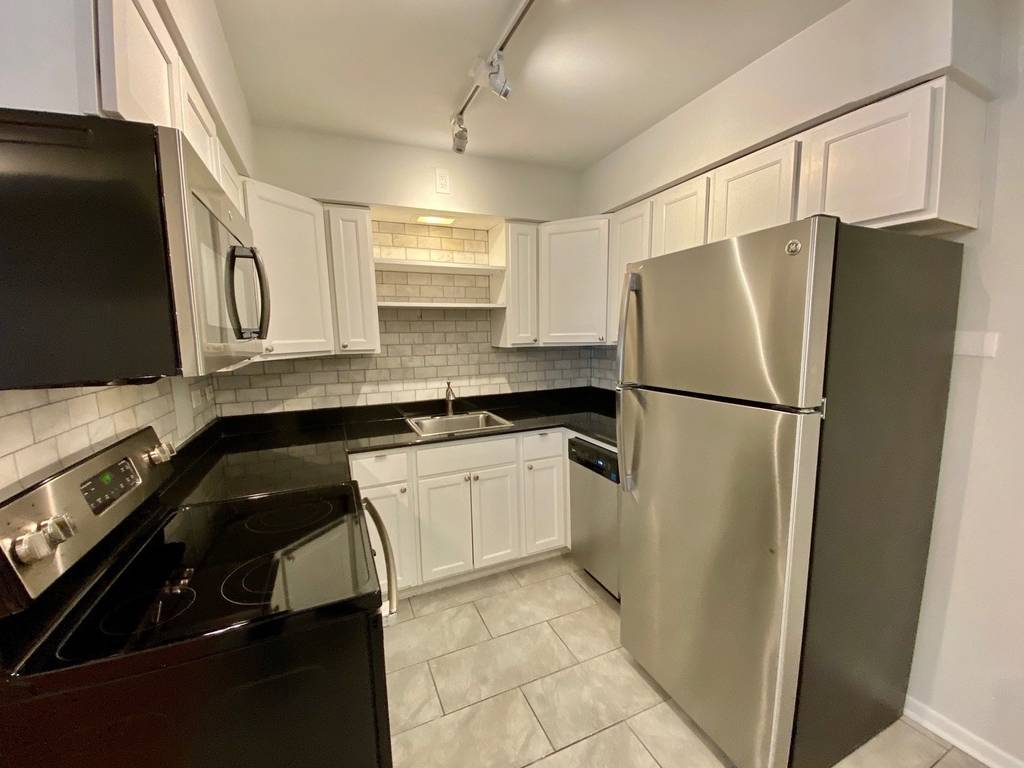 526 W Roscoe Street - Photo 5