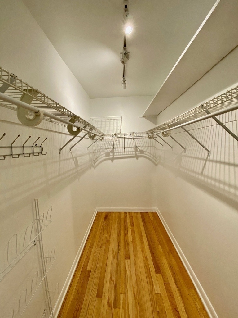 526 W Roscoe Street - Photo 13
