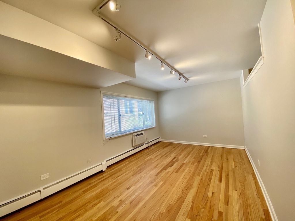 526 W Roscoe Street - Photo 2