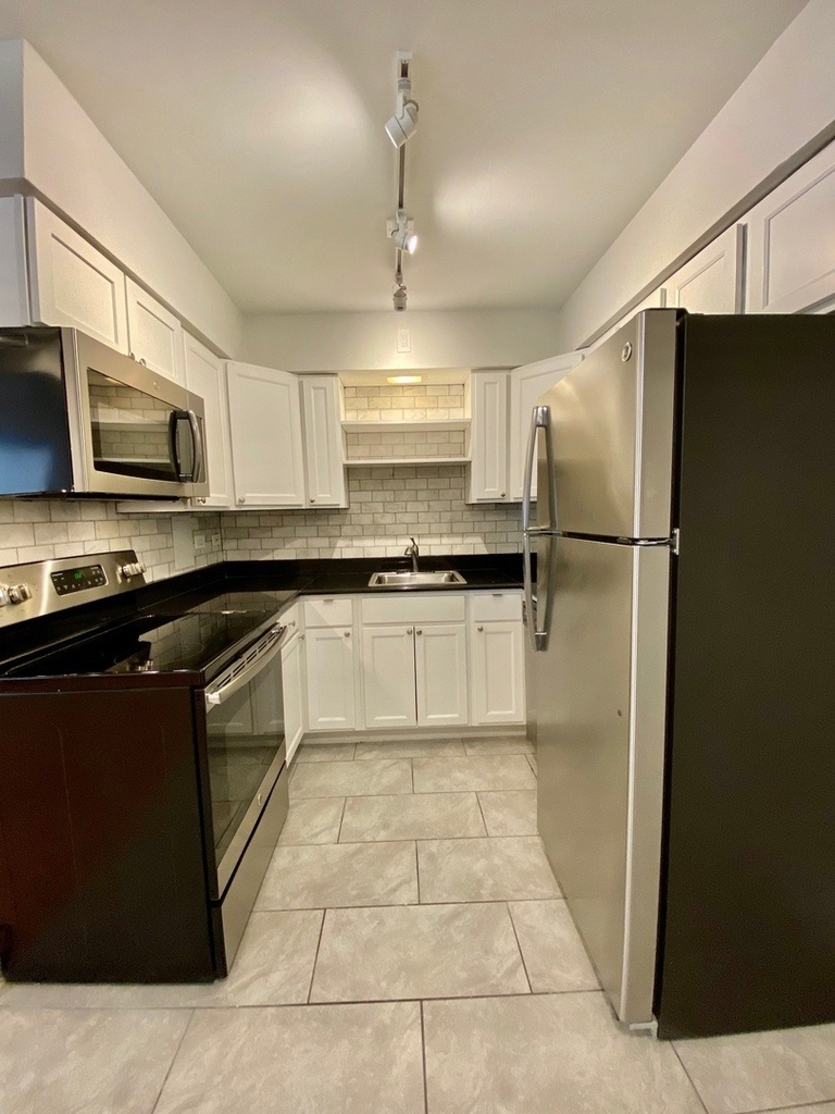 526 W Roscoe Street - Photo 4