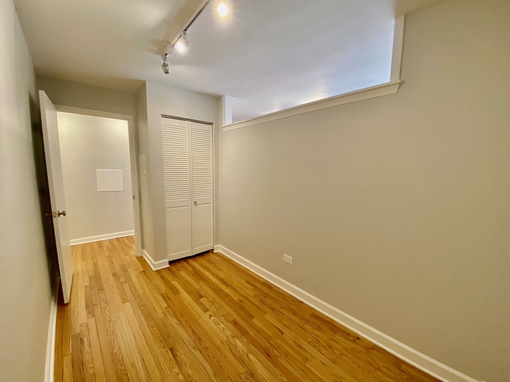 526 W Roscoe Street - Photo 11