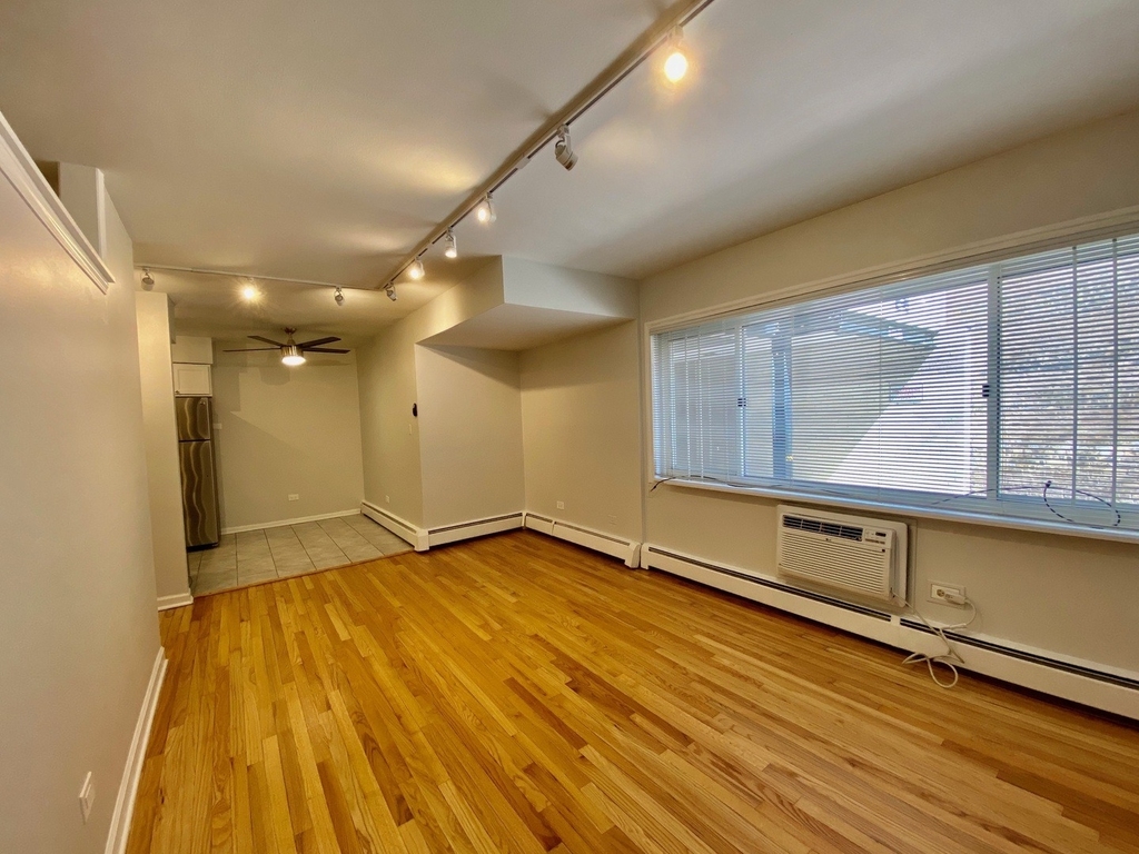 526 W Roscoe Street - Photo 3