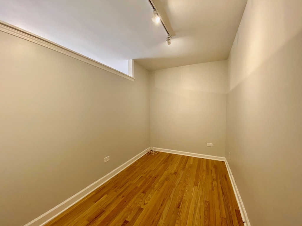526 W Roscoe Street - Photo 10