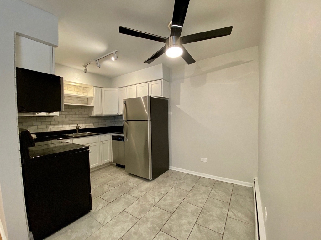 526 W Roscoe Street - Photo 8