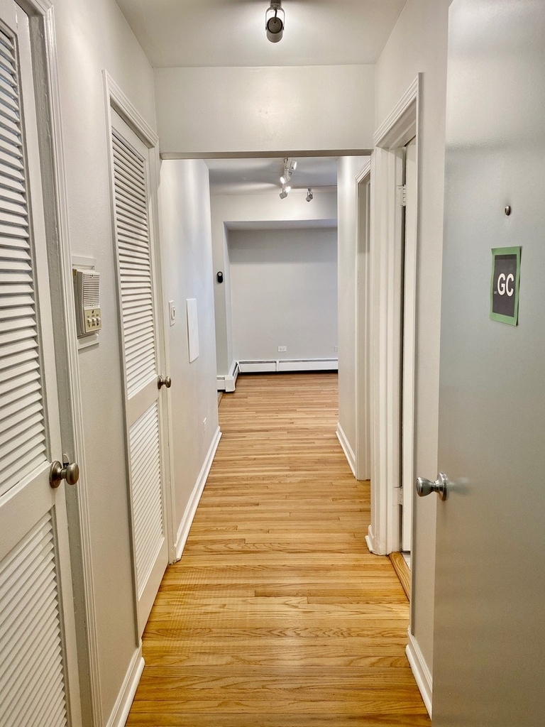 526 W Roscoe Street - Photo 12