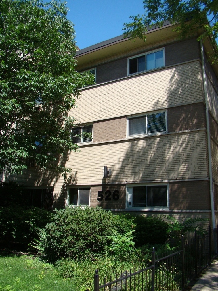 526 W Roscoe Street - Photo 0