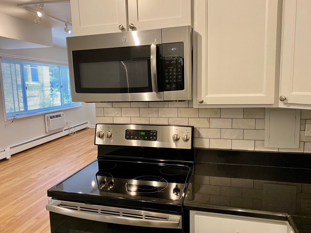 526 W Roscoe Street - Photo 6