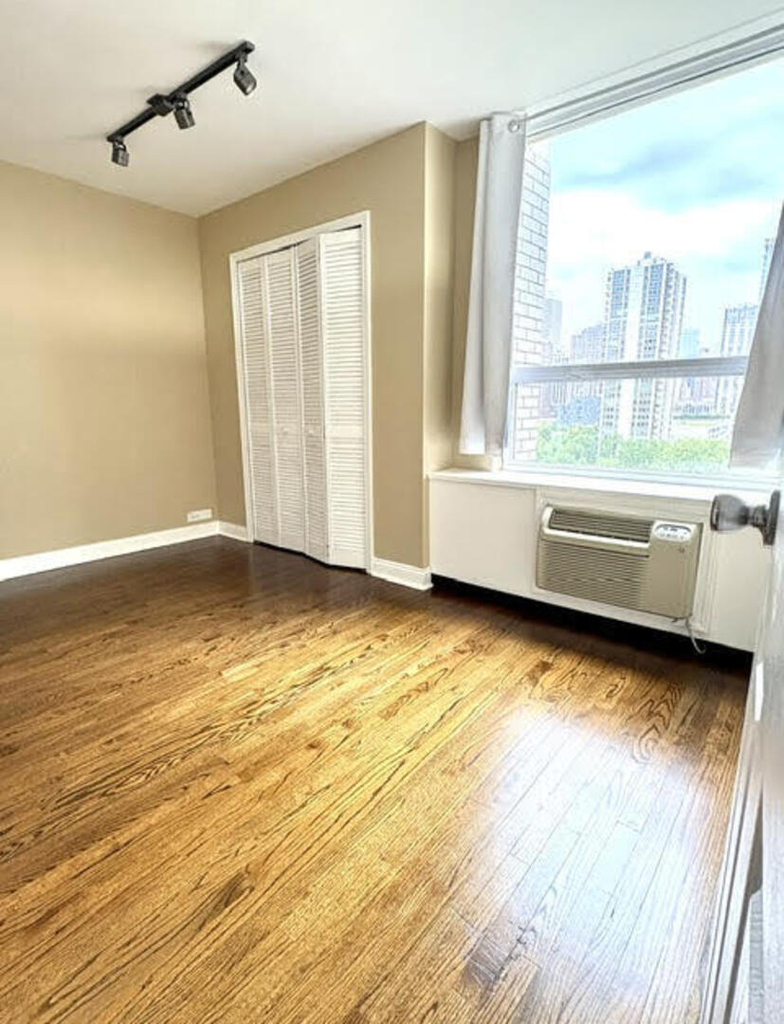 1360 N Sandburg Terrace - Photo 23