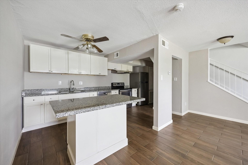 768 Memorial Mews Street - Photo 4