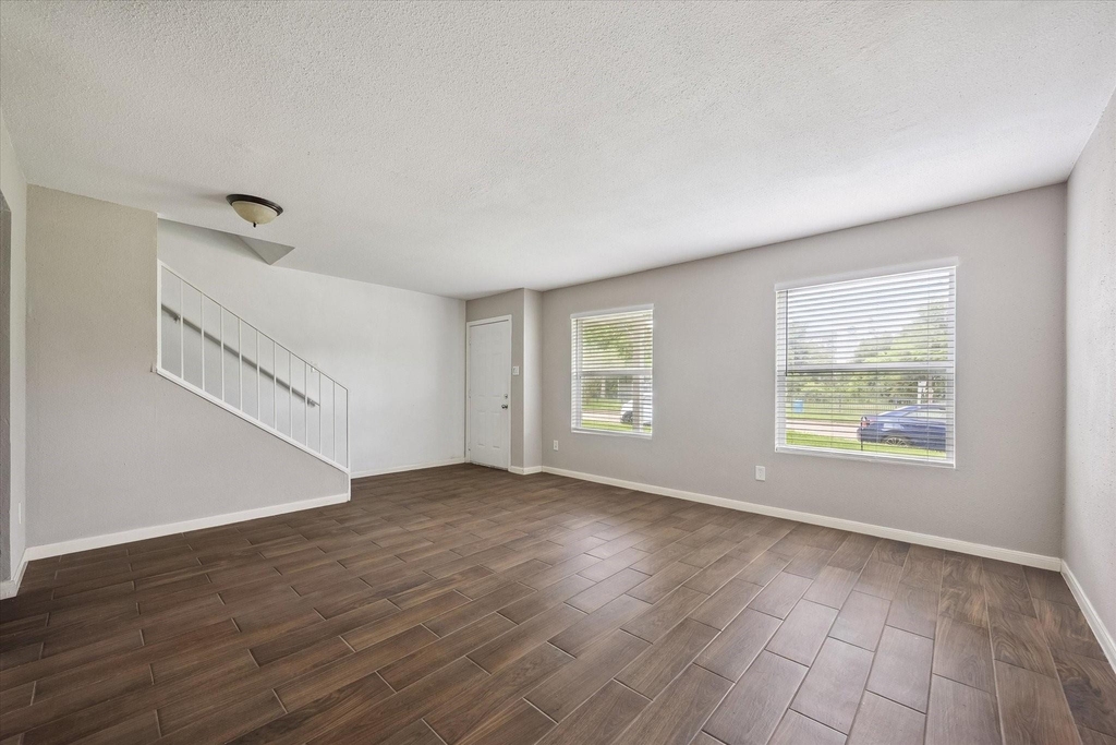 768 Memorial Mews Street - Photo 3