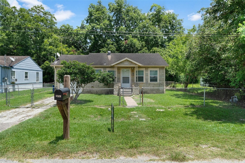6717 Carver Avenue - Photo 0