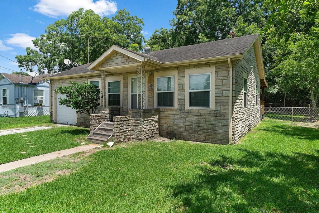 6717 Carver Avenue - Photo 1