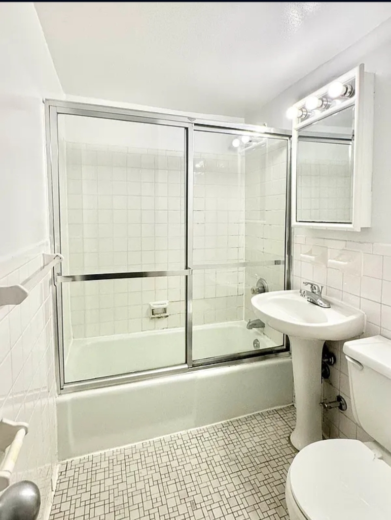 1661 York Avenue - Photo 2