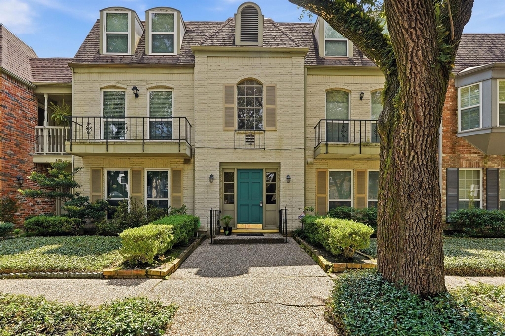 496 N Post Oak Lane - Photo 0
