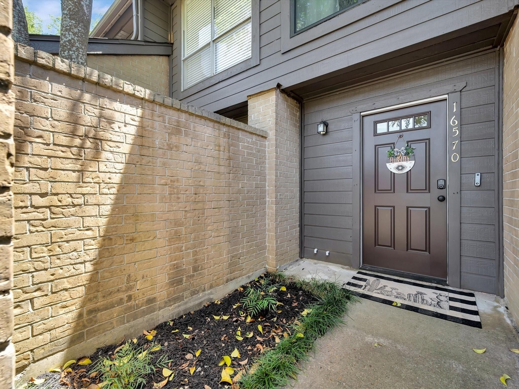 16570 Space Center Boulevard - Photo 2