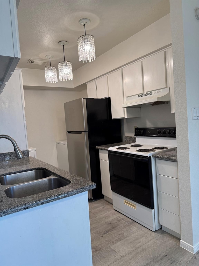 2626 Holly Hall Street - Photo 6