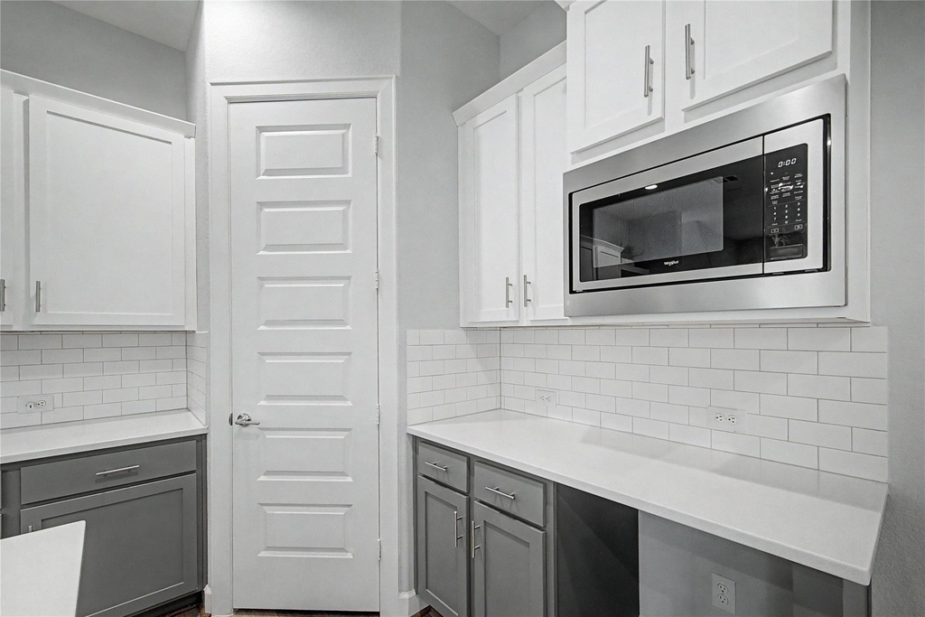 911 W 35th Street - Photo 4