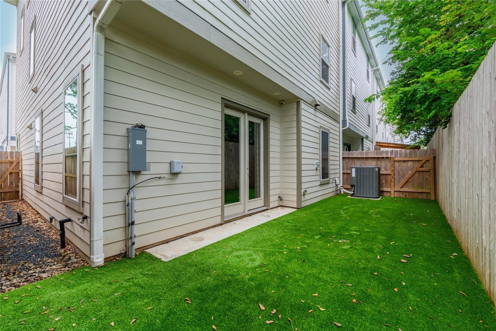 911 W 35th Street - Photo 9
