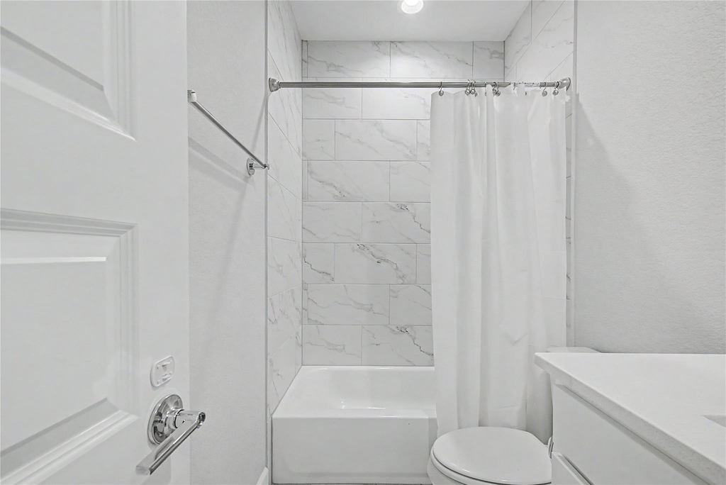 911 W 35th Street - Photo 21