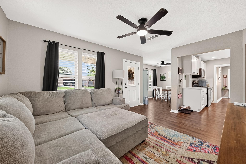 1005 Avenue D - Photo 8