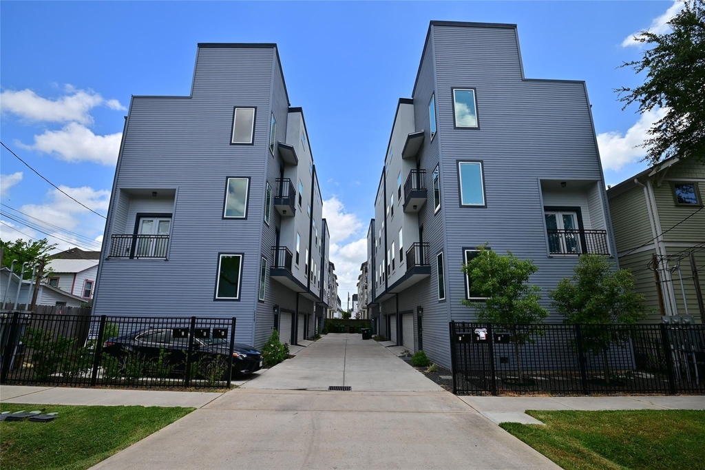 1117 W 16th Street - Photo 2