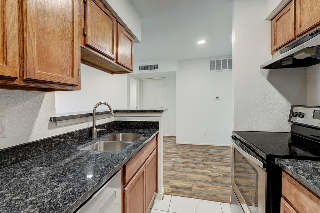 11201 Lynbrook Drive - Photo 4