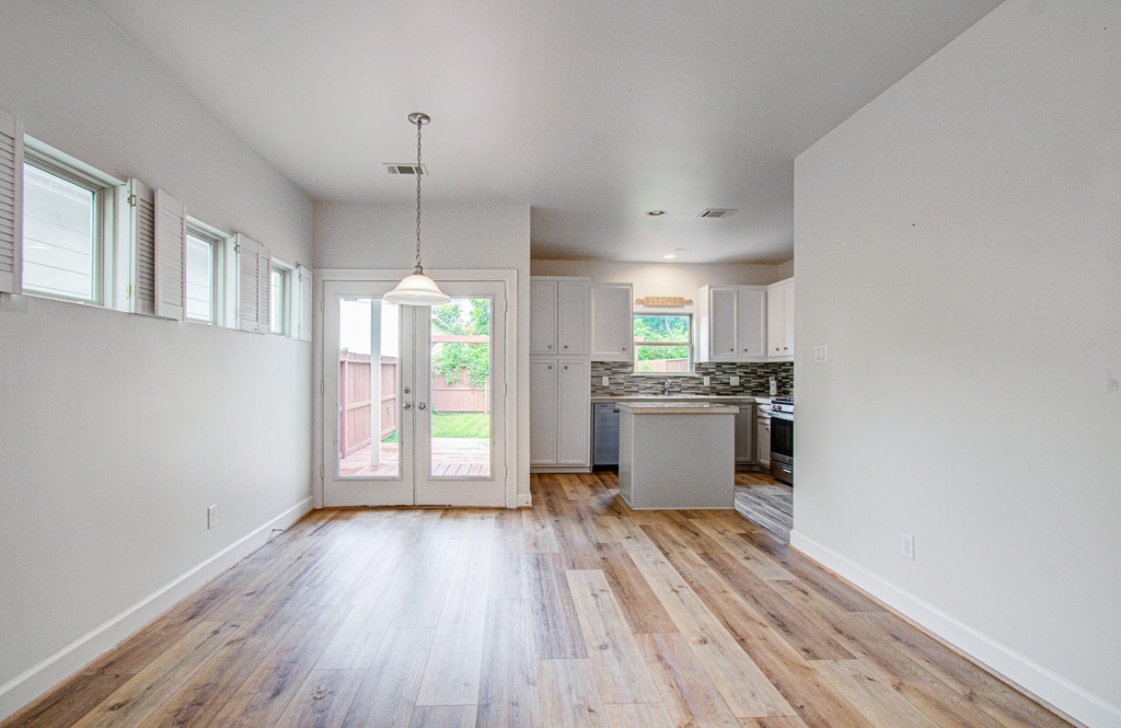 624 E 39th Street - Photo 10