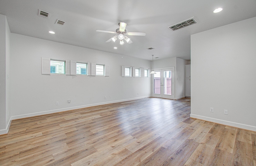 624 E 39th Street - Photo 8