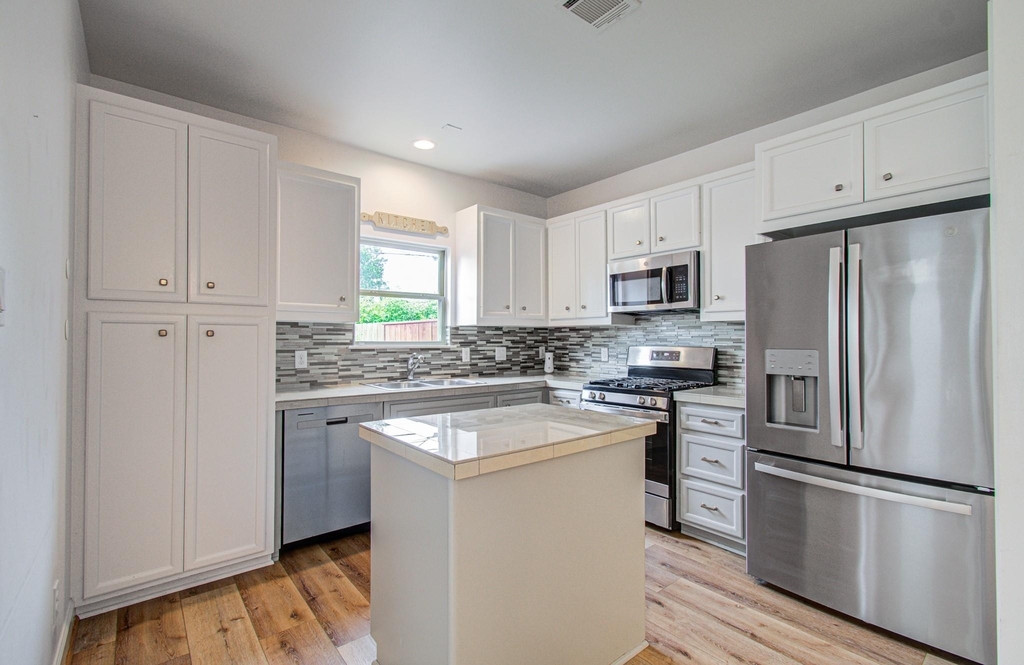 624 E 39th Street - Photo 13