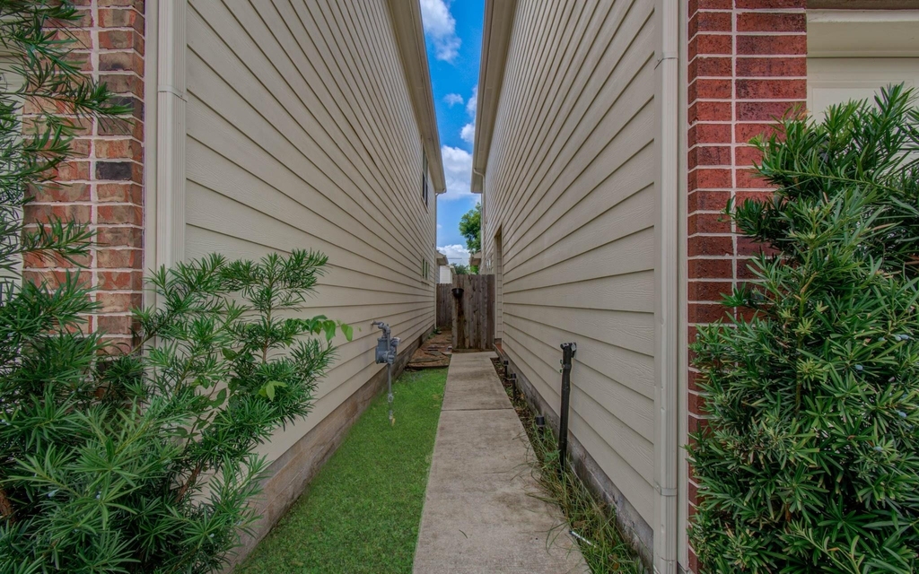 624 E 39th Street - Photo 4