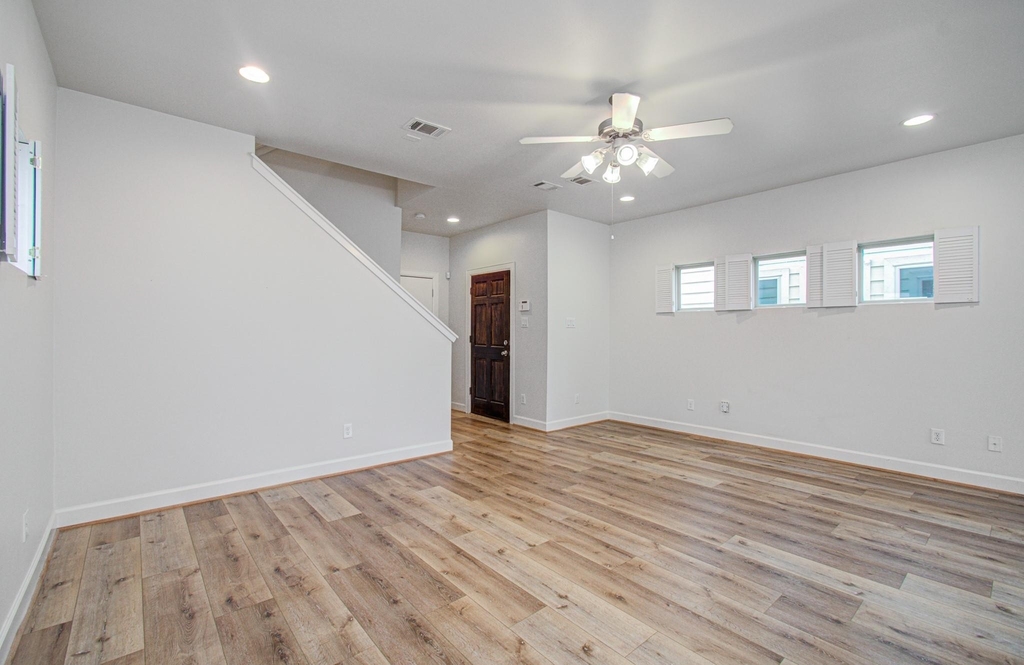 624 E 39th Street - Photo 9