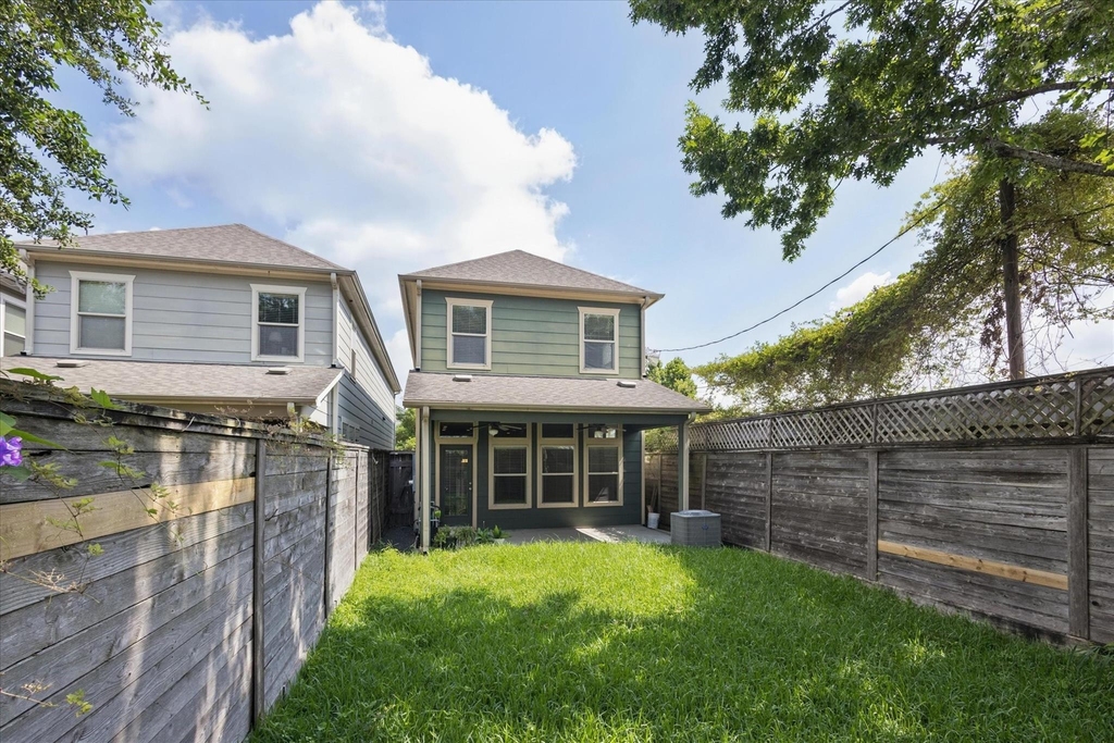 814 W 26th Street - Photo 2
