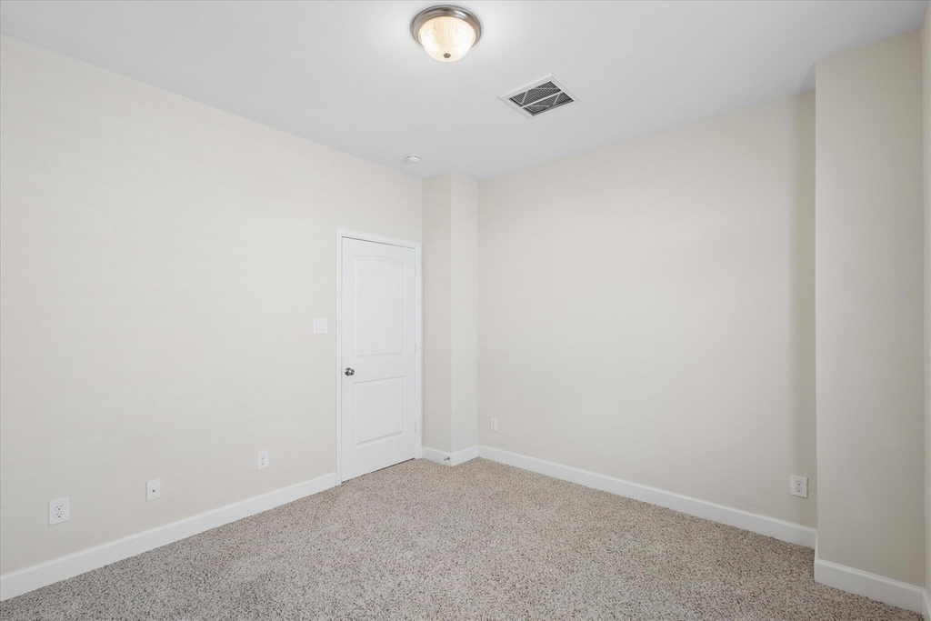 814 W 26th Street - Photo 5